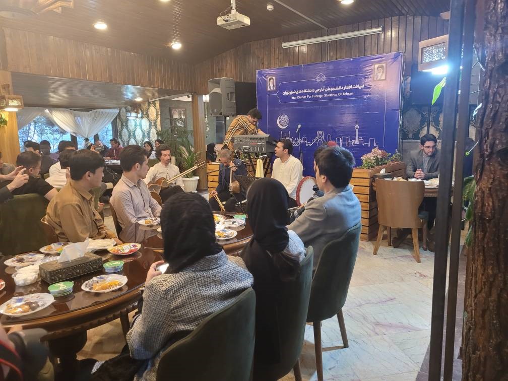   إقامة مأدبة الافطار بزیارة حدیقة الطیور لطلاب جامعة تربیت مدرس الدولیین