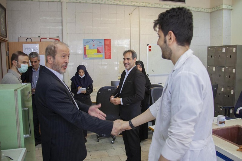 بازدید رییس دانشگاه از آزمایشگاه های بخش مهندسی مواد و معدن